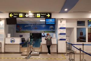 Nervi în Aeroportul din Oradea: Pasagerii cursei Tarom spre Bucureşti, revoltaţi că... nu au locuri în avion! (FOTO)