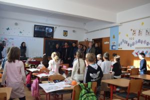 Mos Nicolae a ajuns la elevii din comuna Cumpana incarcat cu daruri (galerie foto)