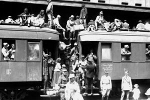 Calea ferată, liantul care a modernizat România după Marea Unire, e la pământ după 100 de ani şi are nevoie de investiţii. Trenurile circulă la viteze din anii 1870