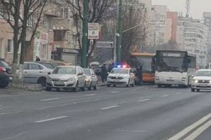 Un copil a ajuns la spital, după ce şi-a prins piciorul în uşile unui autobuz