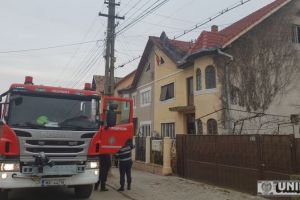 FOTO, VIDEO, UPDATE: Incendiu la acoperişul unui duplex din Alba Iulia