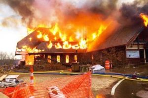 INCENDIU URIAȘ în Munţii Apuseni. O CABANĂ a ars din temelii . Pompieri NU au reuşit să stingă FLĂCĂRILE IMENSE