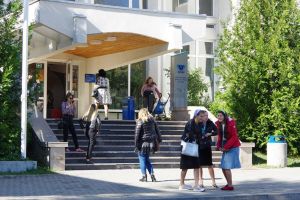 Târg de Crăciun caritabil, organizat de studenţi ai USV