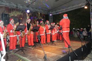 FOTO Cugir/ S-a dat startul sărbătorilor de Crăciun. Spectacol de lasere, concert de fanfară şi colinde tradiţionale