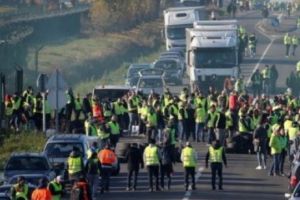 Franţa în alertă! Vestele galbene fac prăpăd