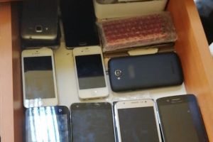 Fura telefoanele de sub tejghea