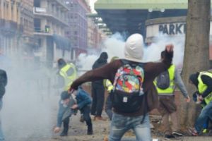 ALERTĂ în Franţa: protestarii FORȚEAZĂ intrarea în Palatul Elysee, sediul preşedinţiei franceze (VIDEO LIVE)