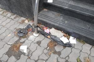 Degeaba au fost amendati cu peste 200.000 de lei! Centrul Ploieştiului, în continuare plin de gunoaie!