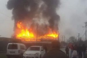 FOTO: Incendiu la o fabrică din Reghin!