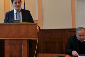 Dezbatere despre Ziua Constituţiei