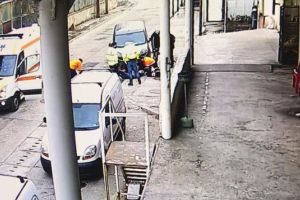 VIDEO Persoană căzută de la înăşime pe platforma Metrom. Atenţie! Imagini şocante!