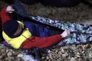 Suporteri şi forbalişti de la ASU Politehnica, o noapte sub cerul liber în sprijinul oamenilor străzii