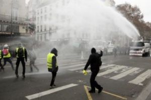 “Vestele galbene”: 31.000 de manifestanti si 700 de persoane retinute pe teritoriul Frantei