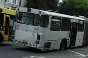 PERICOL public! Doua anvelope ale unui autobz TCE au explodat in mers, in Cartier Albert. Doua persoane ranite