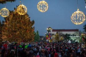 Elevii din Sebeş fac figurine din turtă dulce, pe care le vând la târgurile de Crăciun. Banii vor fi donaţi