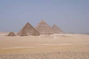 Un bărbat şi o femeie anchetaţi după ce s-au pozat dezbrăcaţi în vârful piramidei lui Keops