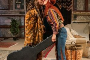 Premieră la Teatrul Maghiar din Timişoara: povestea intelectualilor care au decis să trăiască ”La comun”