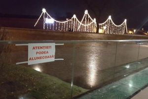 FOTO. ”Patinoarul” de pe Podul Unirii de la Alba Iulia s-a deschis înaintea celui din Piaţa Cetăţii. Localnicii şi turiştii, avertizaţi că podeaua este alunecoasă