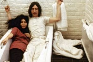 Dezvăluiri INCREDIBILE din viaţa celebrului artist John Lennon. Ce nu s-a spus despre manipulări, droguri şi amante
