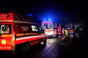 Accident pe DN 1, în Aleşd: O ambulanţă în misiune şi un Ford s-au ciocnit, din cauza unui pieton beat (FOTO)