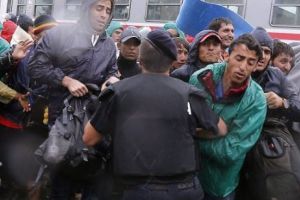 EUROPA, cuprinsă de PROTESTE. „Stop cămăşilor însângerate”