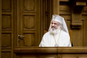 Vine Patriarhul Bisericii Ortodoxe Romane, azi, in judetul Constanta. Slujeste cu trei inalti ierarhi
