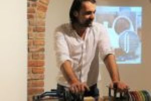 Artistul care se joacă cu lemnul. Florin Juchiac readuce la viaţă jucăriile de altădată