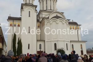 O multime de oameni in asteptarea Preafericitul Parinte Daniel, in judetul Constanta (galerie foto)    