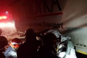 ȘOC şi GROAZĂ în SUCEAVA. 5 oameni au murit după ce maşina în care se aflau a fost strivită de un TIR