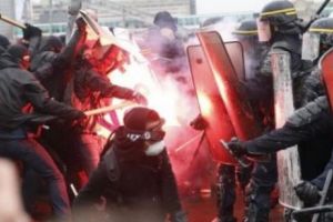 Manipulare! Cine a provocat protestele violente din Franţa
