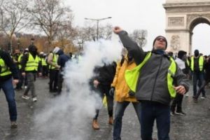 Protestul „vestelor galbene” de sâmbătă face victime în rândul jurnaliştilor parizieni. Cu ce dispozitive au fost atacaţi
