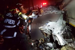 Cinci tineri cu vârste între 17-21 de ani au murit după ce maşina cu care circulau s-a ...