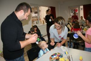 Atelierul de confecţionat globuri de la Scenica, locul unde prind contur amintirile de familie (FOTO)