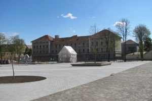 Primăria Alba Iulia încearcă de zece ani să preia clădirile deteriorate ale Armatei din Cetate, însă fără succes