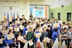 Cupe, medalii, diplome si cadouri pentru elevii participanti la concursul de sah ”Cupa Centenar” (FOTO)