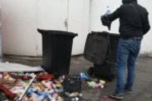 Timişorenii au ieşit la muncă în zi de duminică. Gunoaiele din zona Gării de Nord au dispărut în jumătate de oră [FOTO]