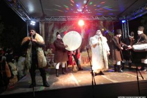 FOTO CUGIR/ Ceata de urători din Gura Humorului, colindătorii şi Căluşarii din Vinerea, au oferit un veritabil spectacol în cea de-a doua zi a Târgului de Crăciun