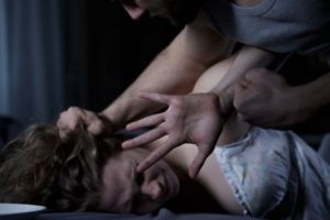 VIDEO ȘOCANT! O tânără a fost BĂTUTĂ şi UMILITĂ de partenerul de viaţă. A fost lăsată într-o BALTĂ de SÂNGE