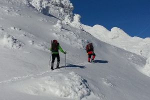 Un bărbat a murit în Bucegi după ce a fost surprins de o avalanşă