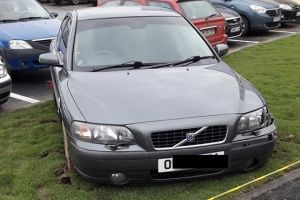 FOTO. Maşina împotmolită în gazon aparţine unui fost poliţist!