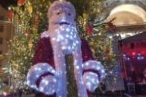 Târgul de Crăciun de la Timişoara prezintă: „Moşi Crăciun(i)” odioşi!