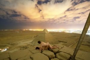 VIDEO – Scandal în Egipt. Doi tineri s-au pozat nud în vârful Marei Piramide