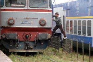 Reţea destructurată la Satu Mare. Aproape 100 de oameni furau motorină din locomotive
