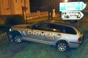 FOTO. Accident la Ardud. A intrat cu BMW-ul în monument!