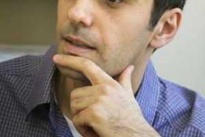 UN PITEŞTEAN ARE AMERICA LA PICIOARE!