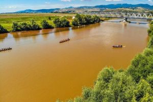 Lagună, hidrobiciclete şi zonă verde, frumos amenajată, pentru grătare, pe malul râului Mureş la Vinţu de Jos