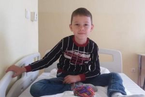 Între viaţă şi moarte! Băieţel, în vârstă de 8 ani, diagnosticat cu leucemie