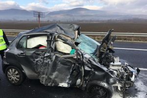 FOTO. Accident pe Autostrada A1 Sibiu – Deva: Un autoturism a lovit parapetul median şi a luat foc