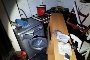 FOTO Explozie într-un bloc din Vulcan – Un bărbat a murit şi zeci de persoane evacuate