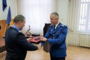Embleme de onoare înmânate unor jandarmi covăsneni, cu prilejul aniversării Centenarului Marii Uniri